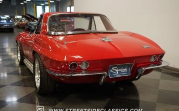 Chevrolet-Corvette-Cabriolet-1966-Red-Red-112078-8