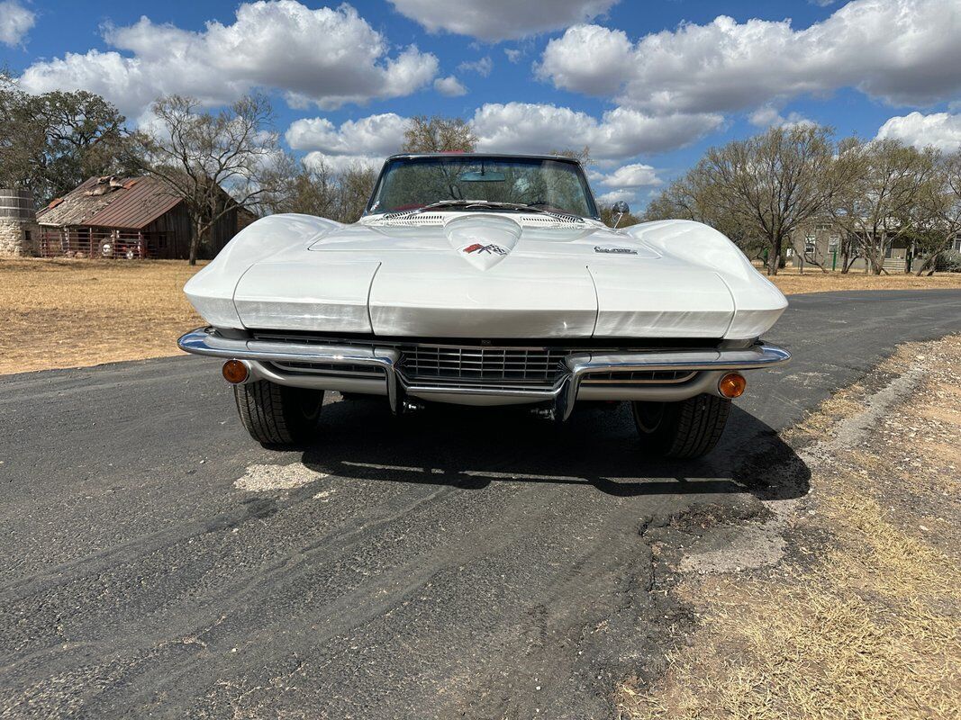 Chevrolet-Corvette-Cabriolet-1966-White-Red-145102-4