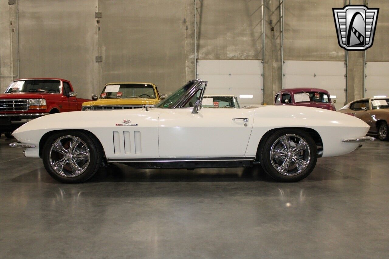 Chevrolet-Corvette-Cabriolet-1966-White-Red-89359-3