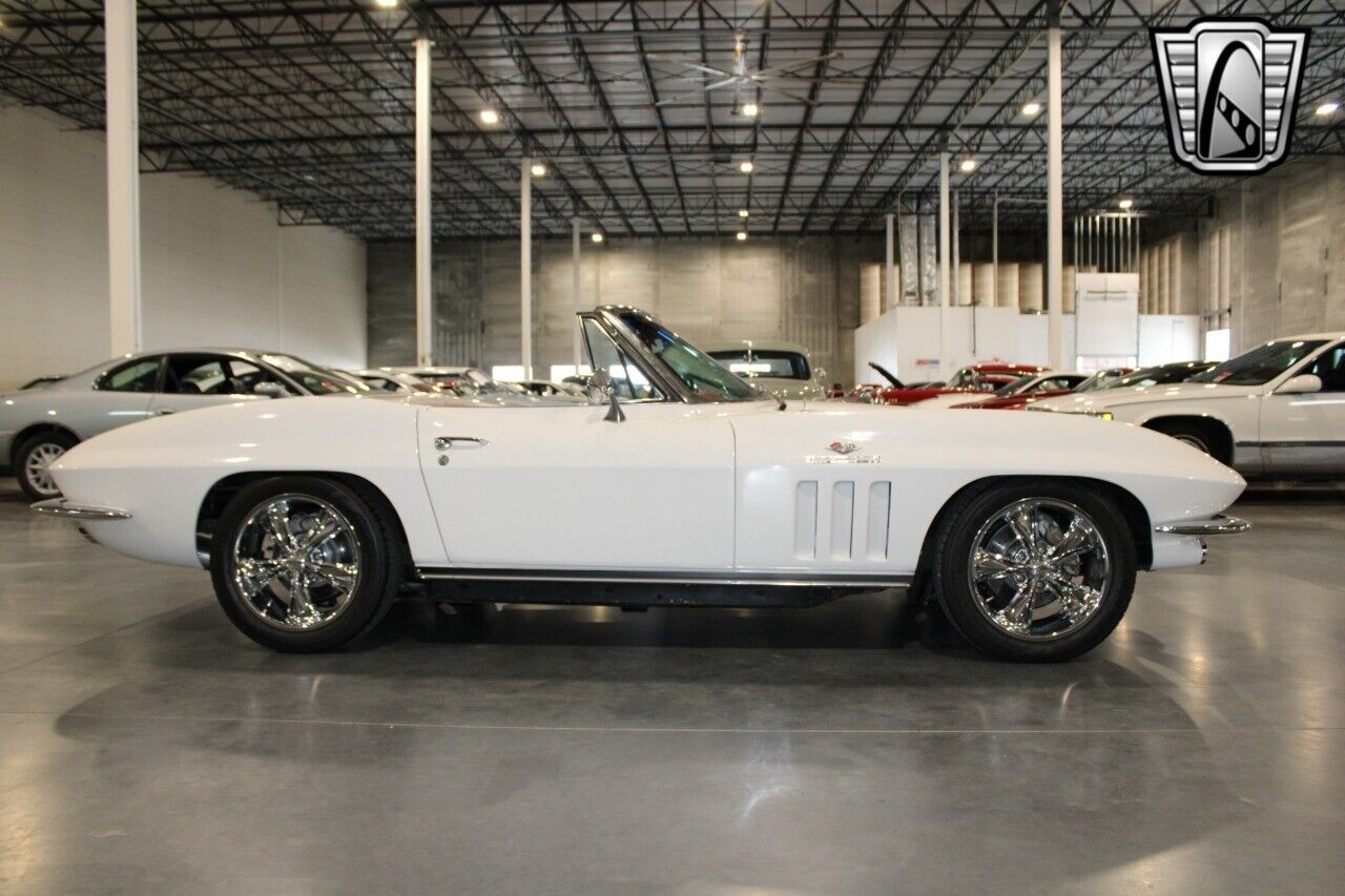 Chevrolet-Corvette-Cabriolet-1966-White-Red-89359-7