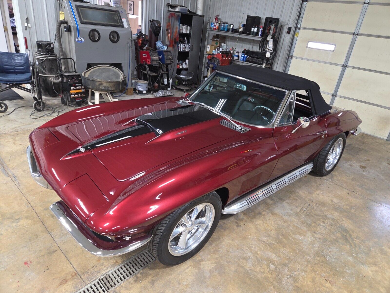 Chevrolet-Corvette-Cabriolet-1967-MARLBORO-MAROON-BLACK-LEATHER-83881-1