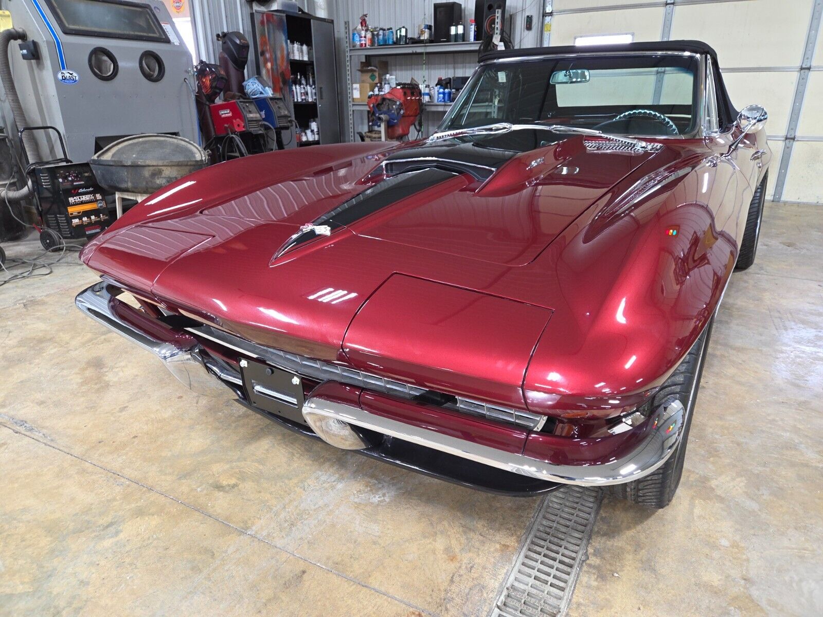 Chevrolet-Corvette-Cabriolet-1967-MARLBORO-MAROON-BLACK-LEATHER-83881-2