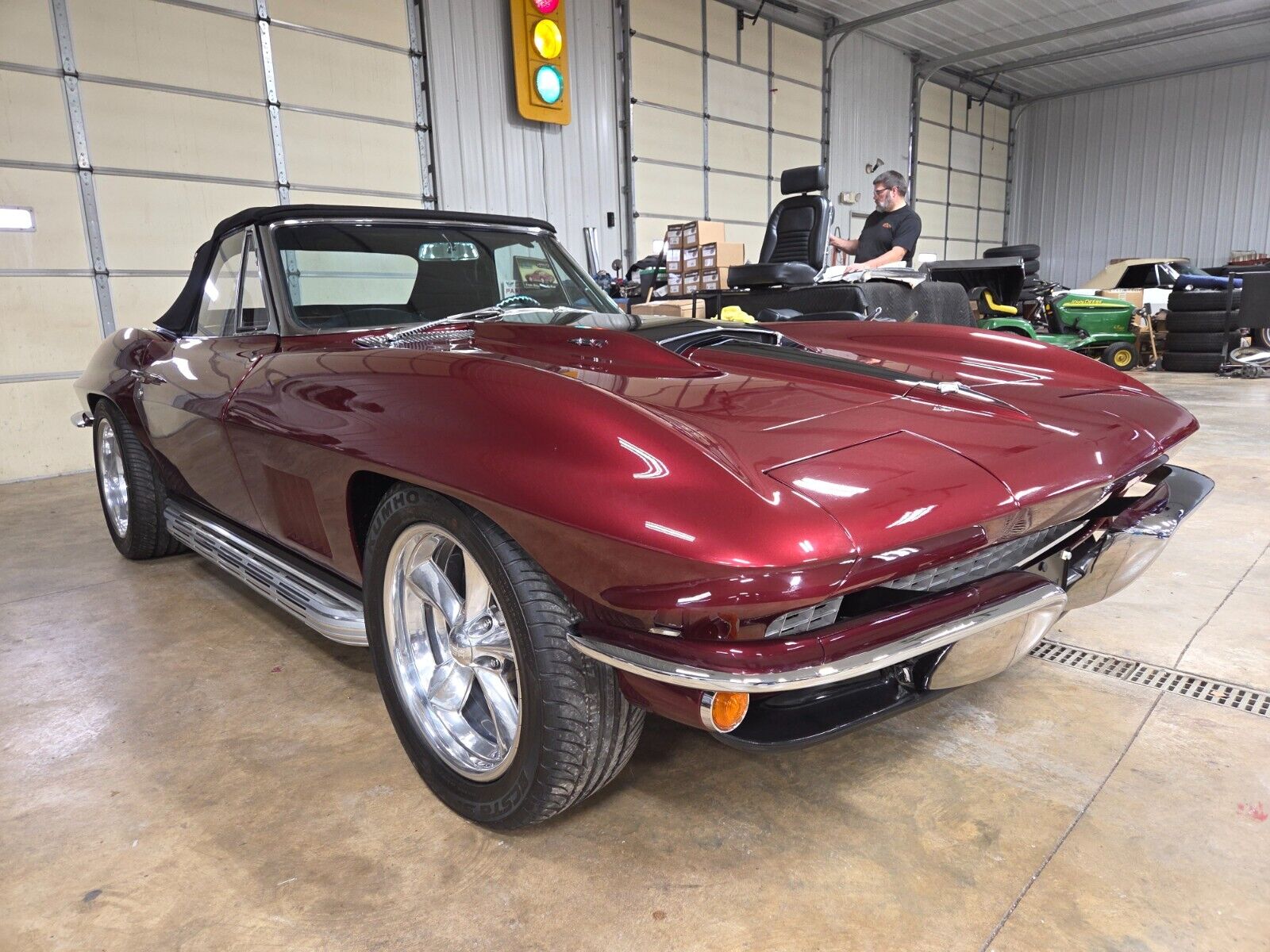 Chevrolet-Corvette-Cabriolet-1967-MARLBORO-MAROON-BLACK-LEATHER-83881-5