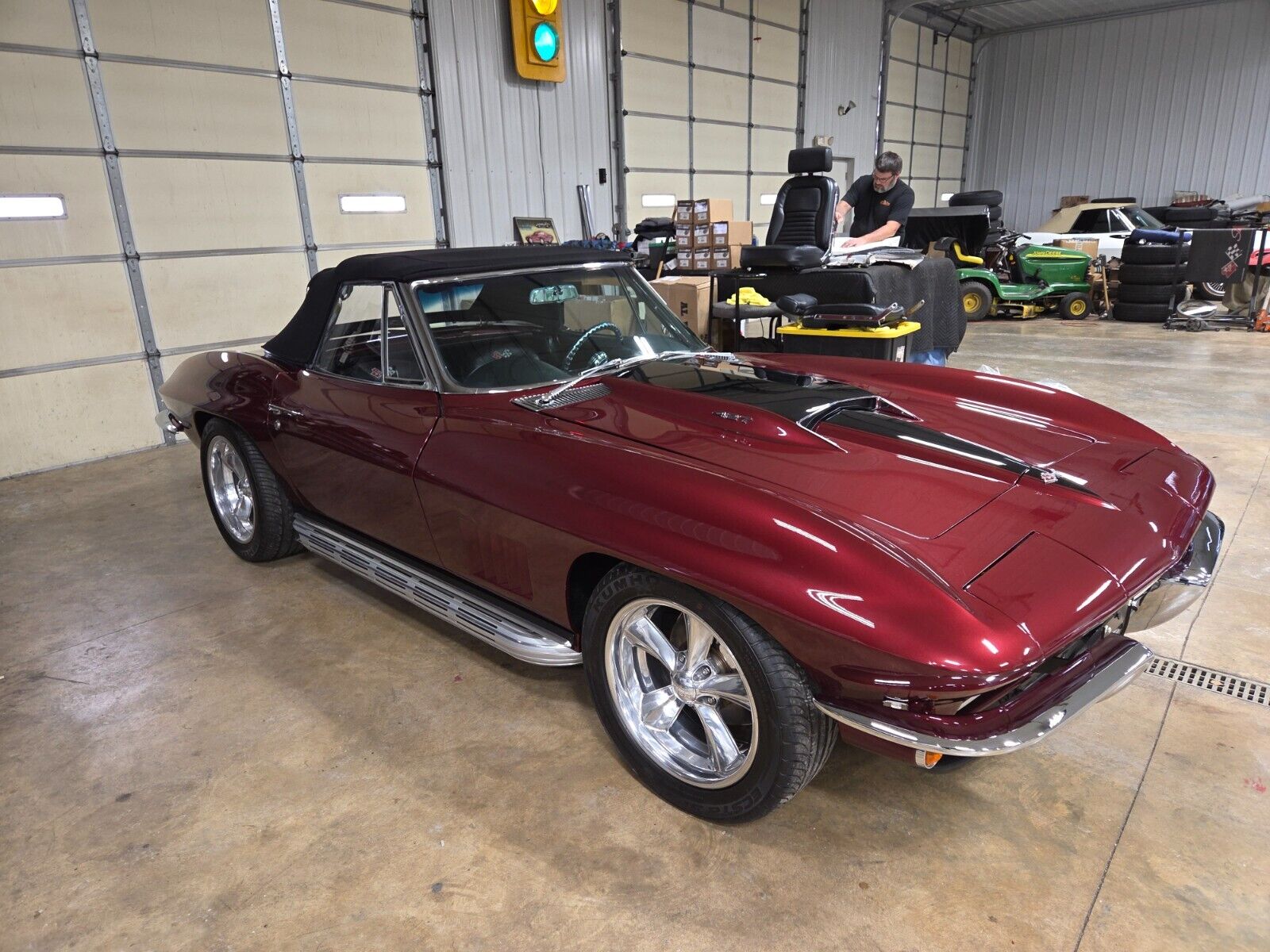 Chevrolet-Corvette-Cabriolet-1967-MARLBORO-MAROON-BLACK-LEATHER-83881-6