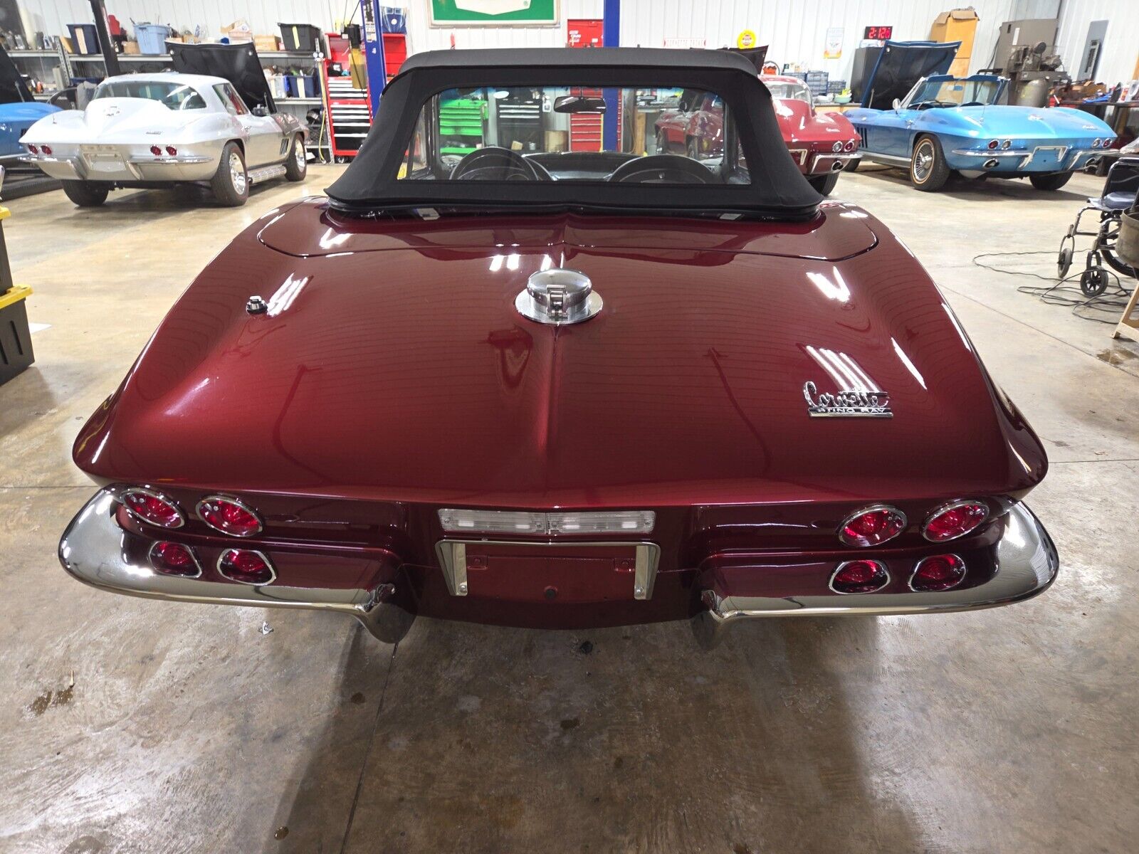 Chevrolet-Corvette-Cabriolet-1967-MARLBORO-MAROON-BLACK-LEATHER-83881-9