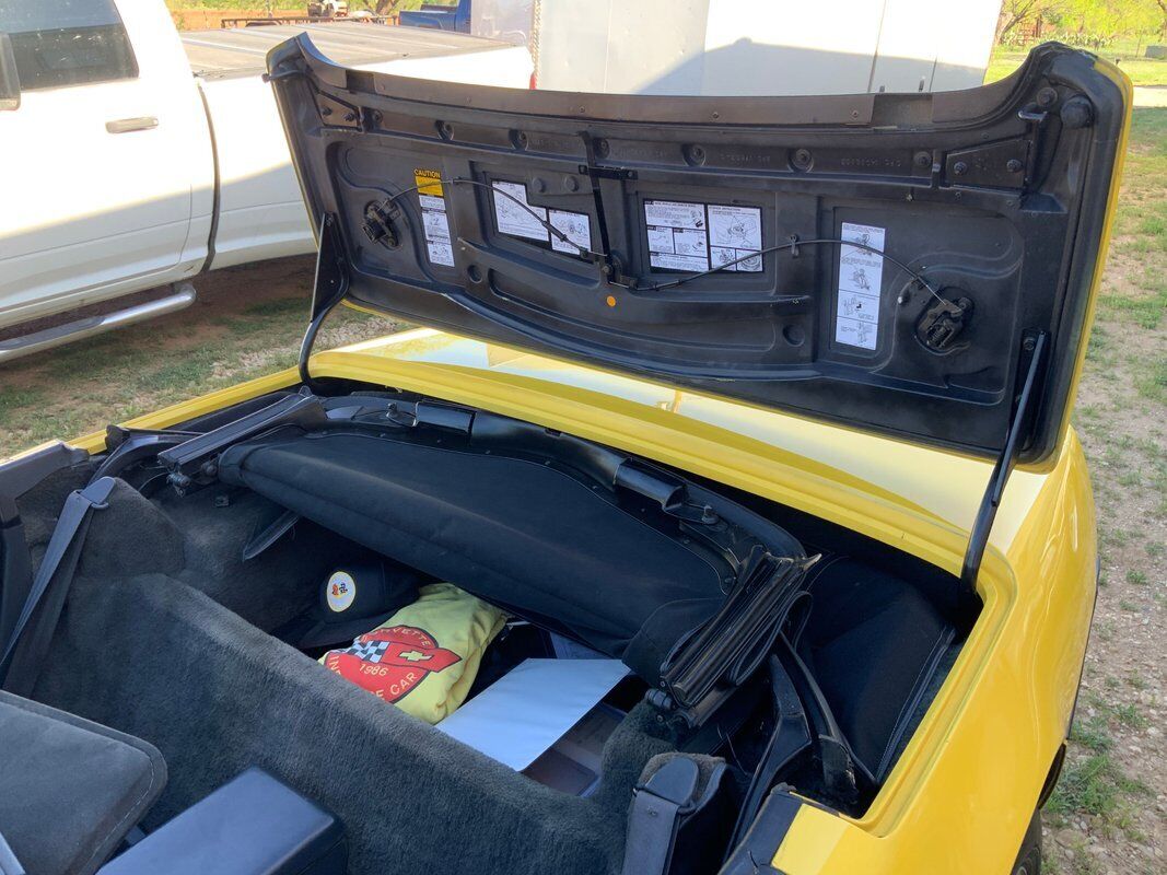 Chevrolet-Corvette-Cabriolet-1986-Yellow-Black-46162-3