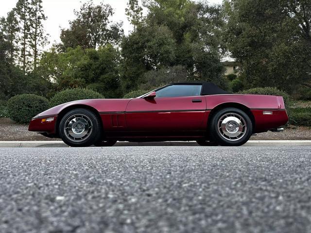 Chevrolet-Corvette-Cabriolet-1987-Red-Black-297600-3