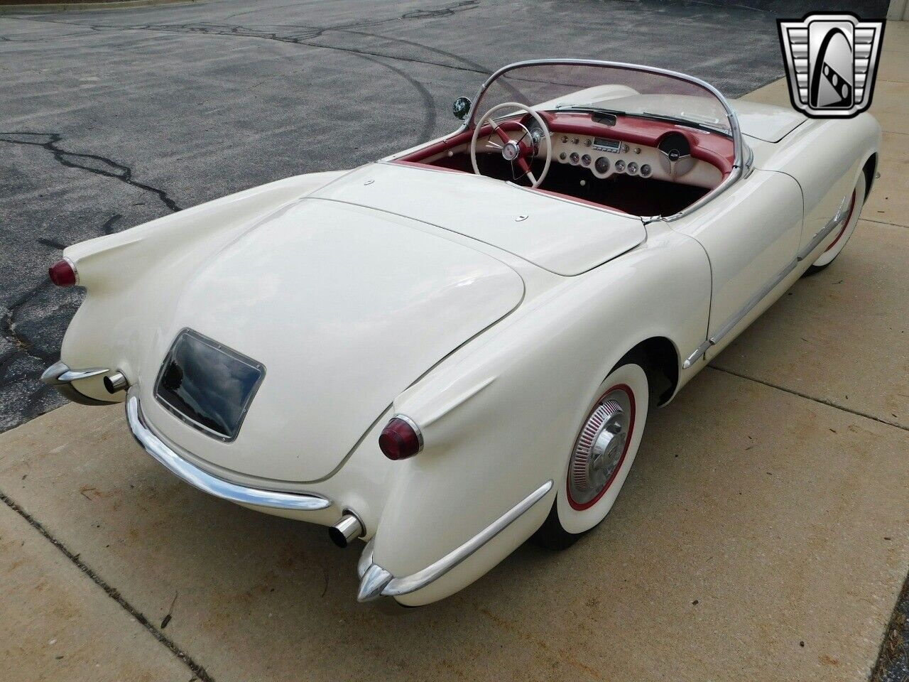 Chevrolet-Corvette-Coupe-1954-White-Red-130022-4