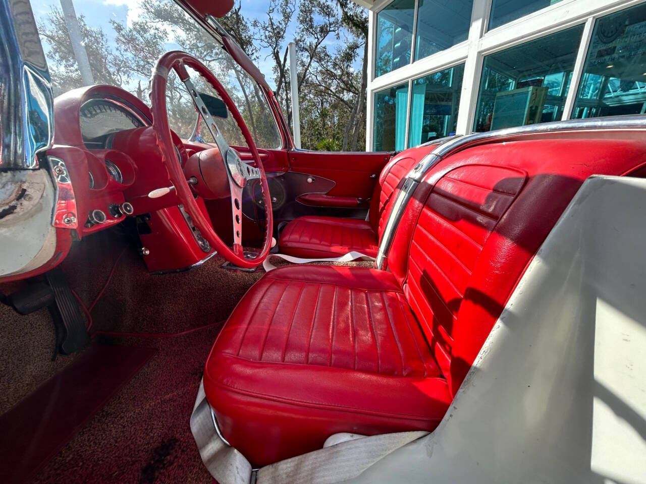 Chevrolet-Corvette-Coupe-1959-White-Red-24224-11