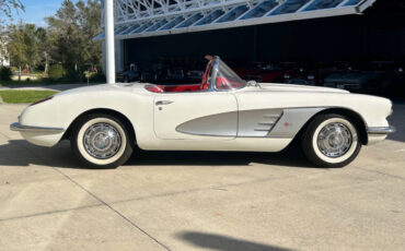 Chevrolet-Corvette-Coupe-1959-White-Red-24224-3