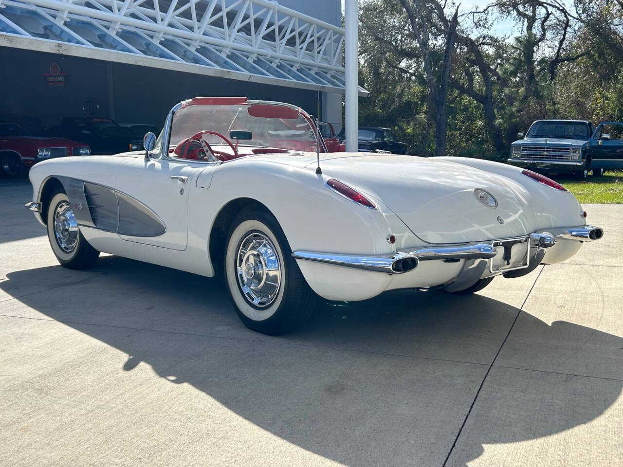 Chevrolet-Corvette-Coupe-1959-White-Red-24224-6