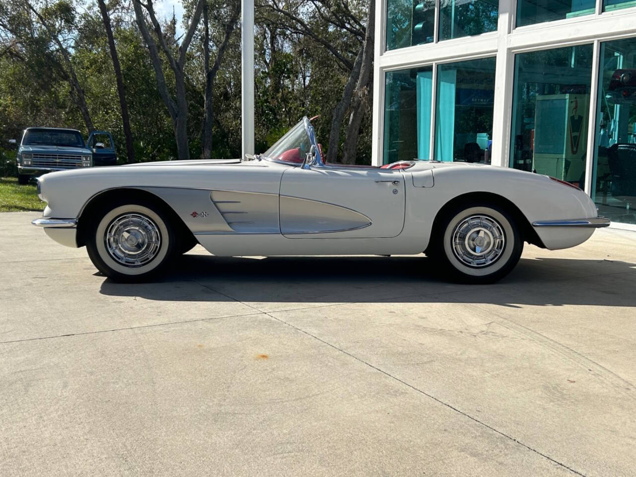 Chevrolet-Corvette-Coupe-1959-White-Red-24224-7