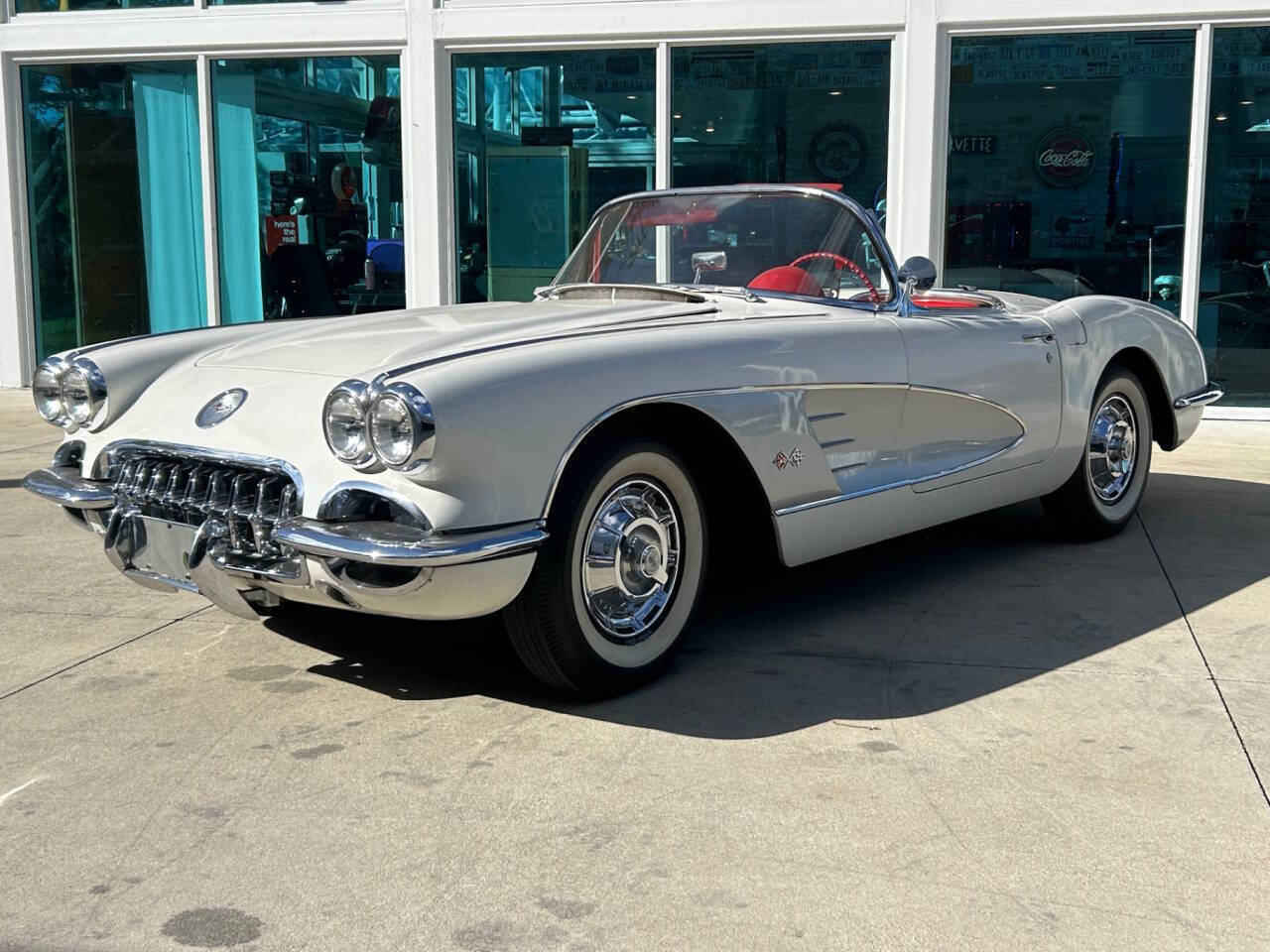 Chevrolet-Corvette-Coupe-1959-White-Red-24224-8