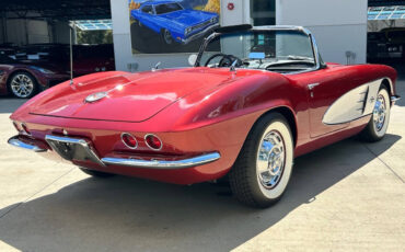 Chevrolet-Corvette-Coupe-1961-Red-Black-129637-4