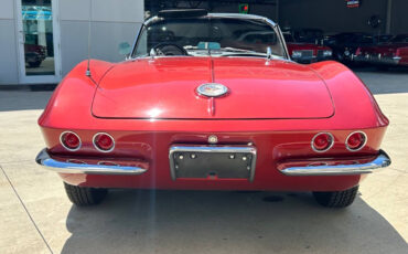 Chevrolet-Corvette-Coupe-1961-Red-Black-129637-5