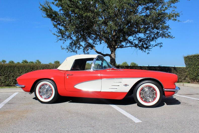 Chevrolet-Corvette-Coupe-1961-Red-Black-83831-2