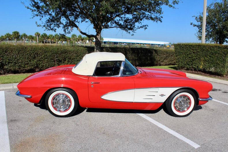 Chevrolet-Corvette-Coupe-1961-Red-Black-83831-4