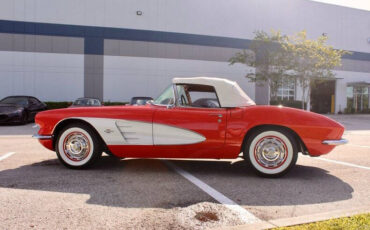 Chevrolet-Corvette-Coupe-1961-Red-Black-83831-9