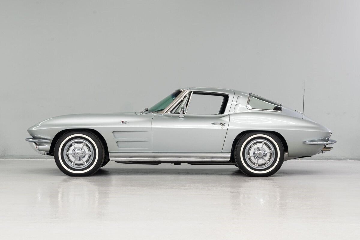 Chevrolet-Corvette-Coupe-1963-Silver-Blue-114965-2