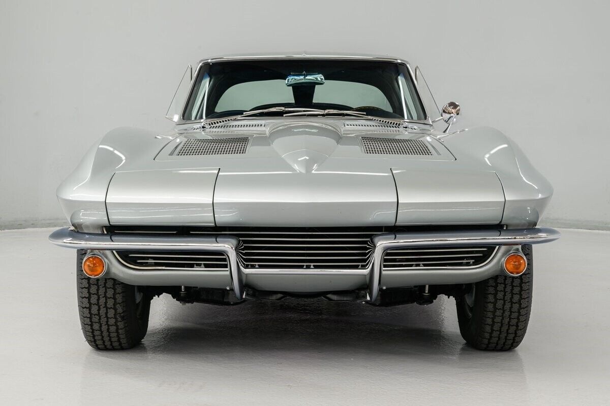 Chevrolet-Corvette-Coupe-1963-Silver-Blue-114965-4