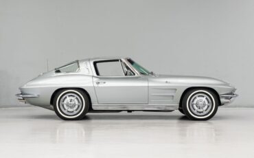 Chevrolet-Corvette-Coupe-1963-Silver-Blue-114965-7