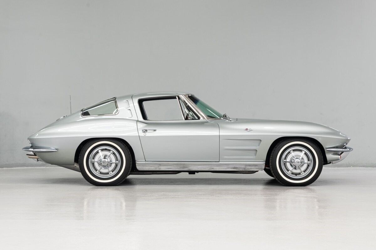 Chevrolet-Corvette-Coupe-1963-Silver-Blue-114965-7