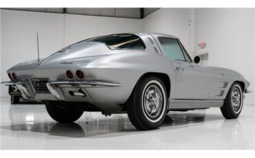 Chevrolet-Corvette-Coupe-1963-Silver-Blue-128471-11