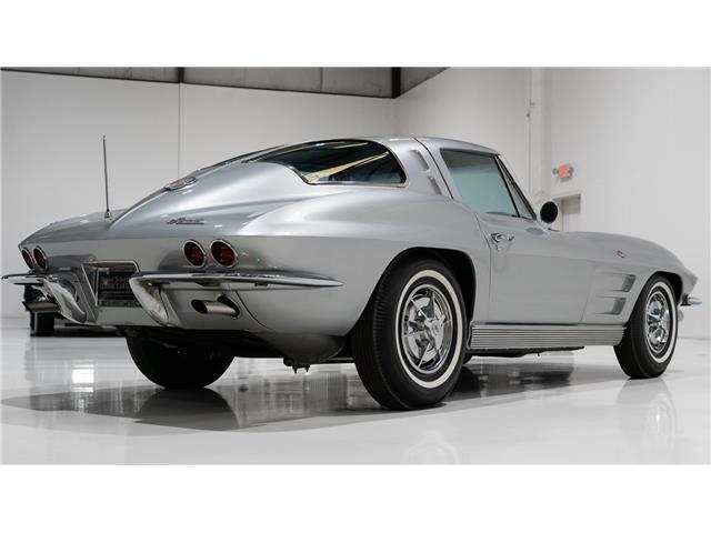 Chevrolet-Corvette-Coupe-1963-Silver-Blue-128471-11