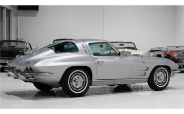 Chevrolet-Corvette-Coupe-1963-Silver-Blue-128471-4