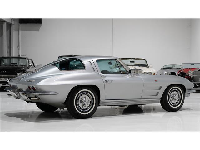 Chevrolet-Corvette-Coupe-1963-Silver-Blue-128471-4