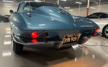 Chevrolet-Corvette-Coupe-1966-NASSAU-BLUE-Blue-386-6