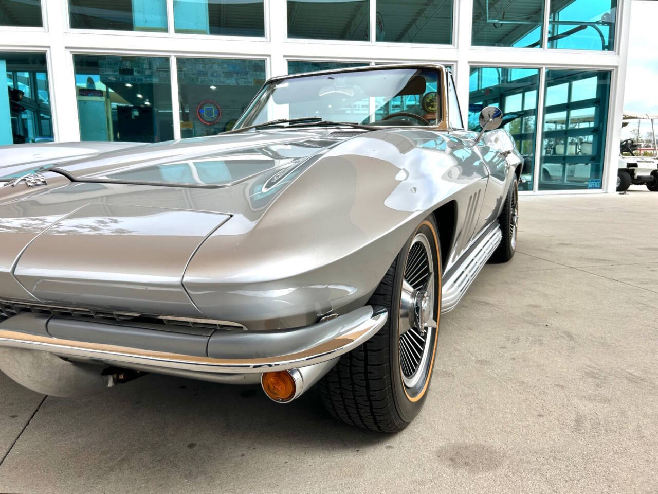 Chevrolet-Corvette-Coupe-1966-Silver-Black-104284-10