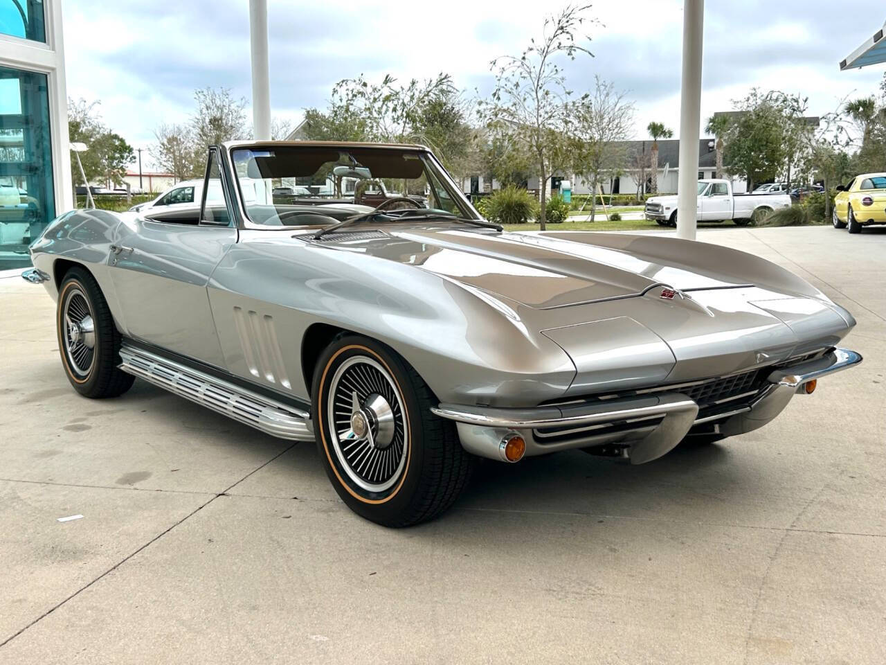 Chevrolet-Corvette-Coupe-1966-Silver-Black-104284-2