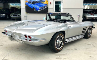 Chevrolet-Corvette-Coupe-1966-Silver-Black-104284-4