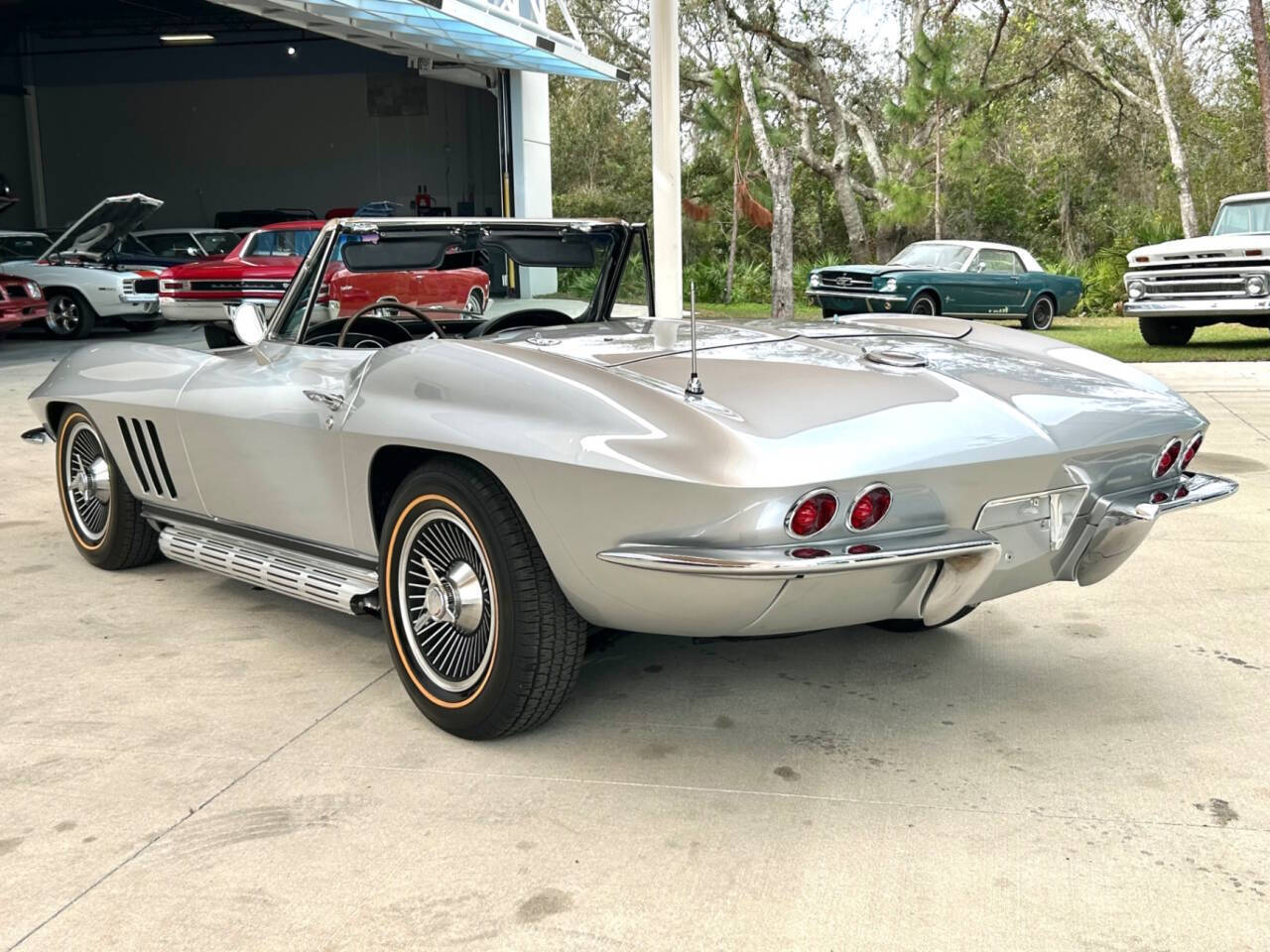 Chevrolet-Corvette-Coupe-1966-Silver-Black-104284-7