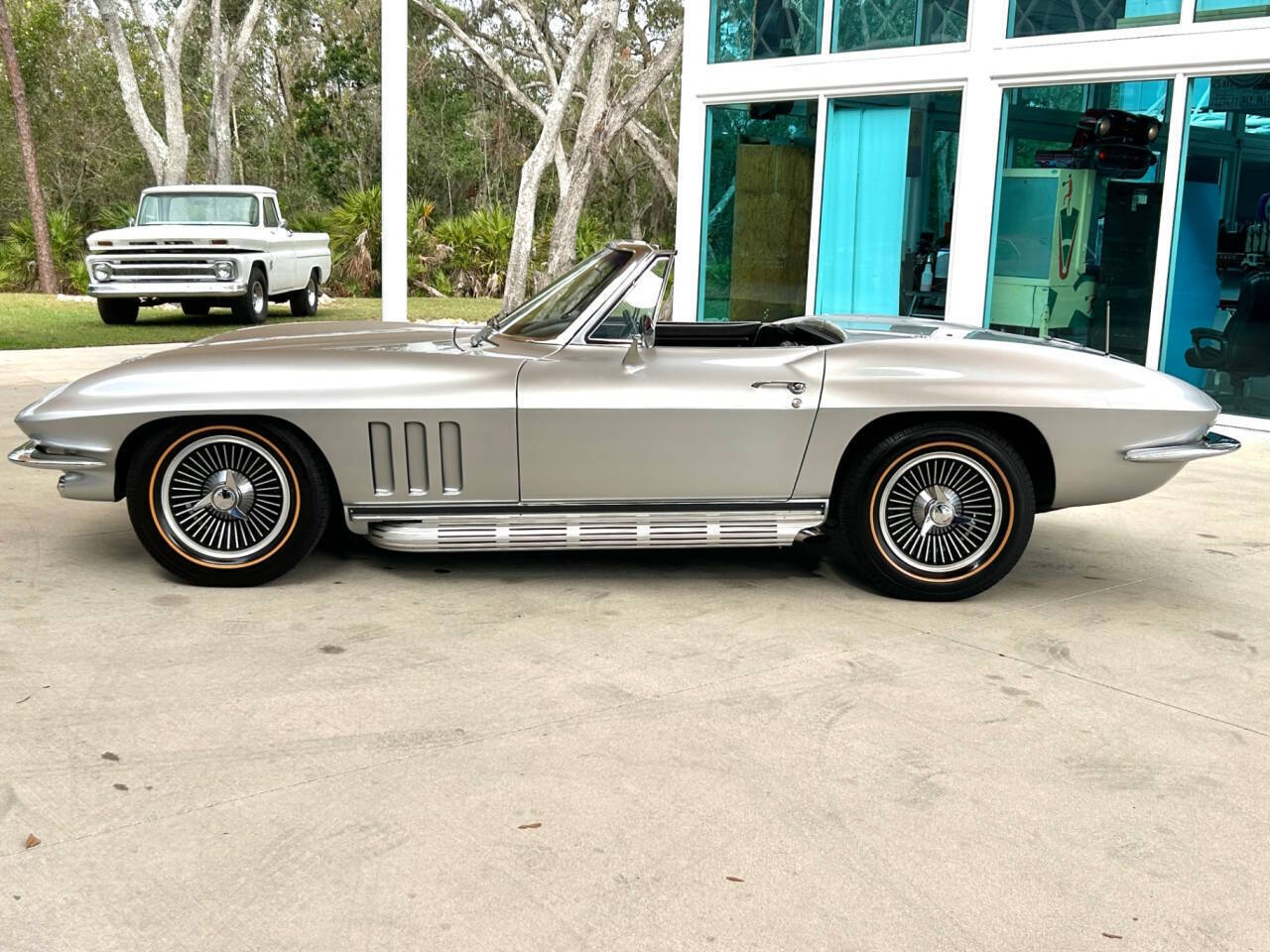 Chevrolet-Corvette-Coupe-1966-Silver-Black-104284-8