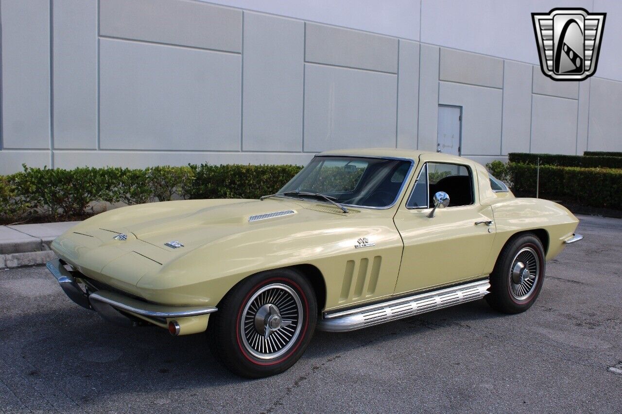 Chevrolet-Corvette-Coupe-1966-Yellow-Black-70967-3