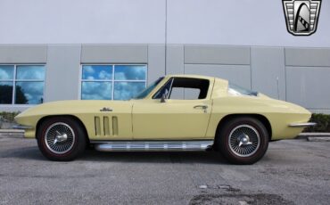 Chevrolet-Corvette-Coupe-1966-Yellow-Black-70967-4