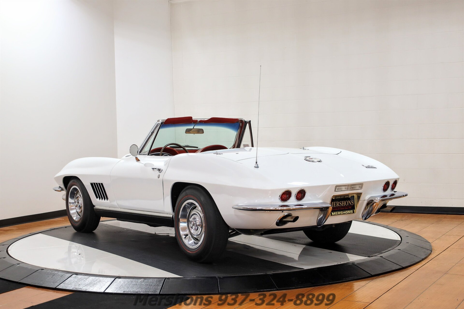 Chevrolet-Corvette-Coupe-1967-White-Red-84998-4