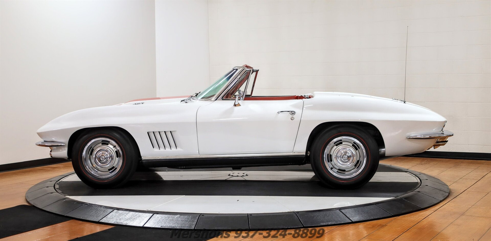 Chevrolet-Corvette-Coupe-1967-White-Red-84998-5