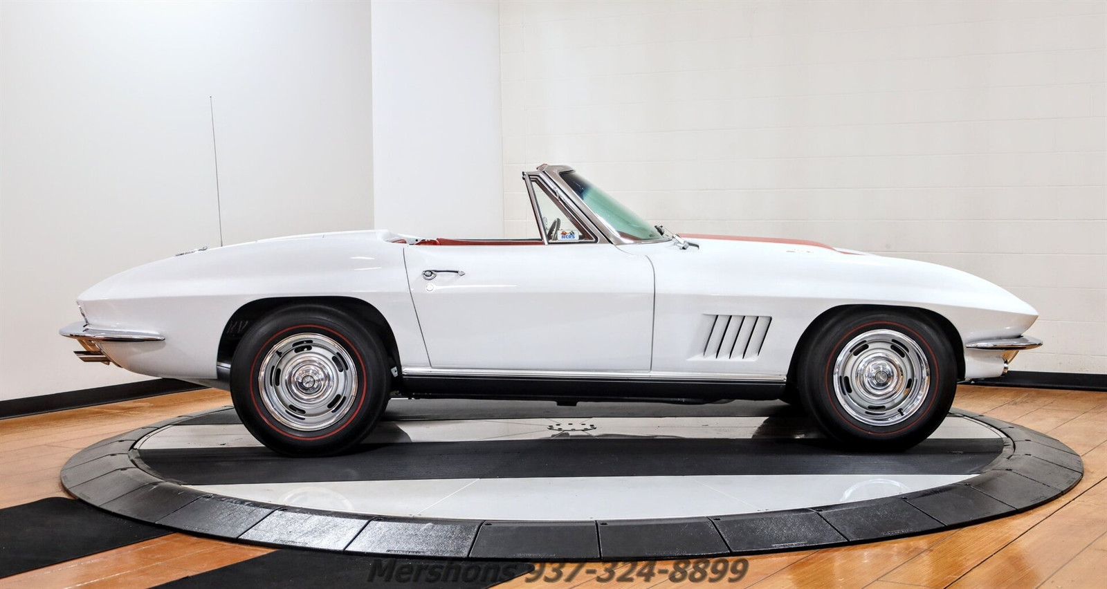 Chevrolet-Corvette-Coupe-1967-White-Red-84998-7