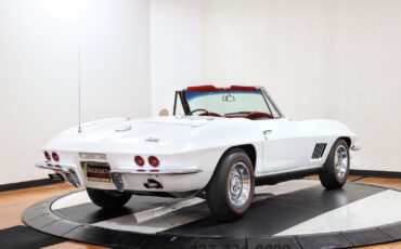 Chevrolet-Corvette-Coupe-1967-White-Red-84998-8