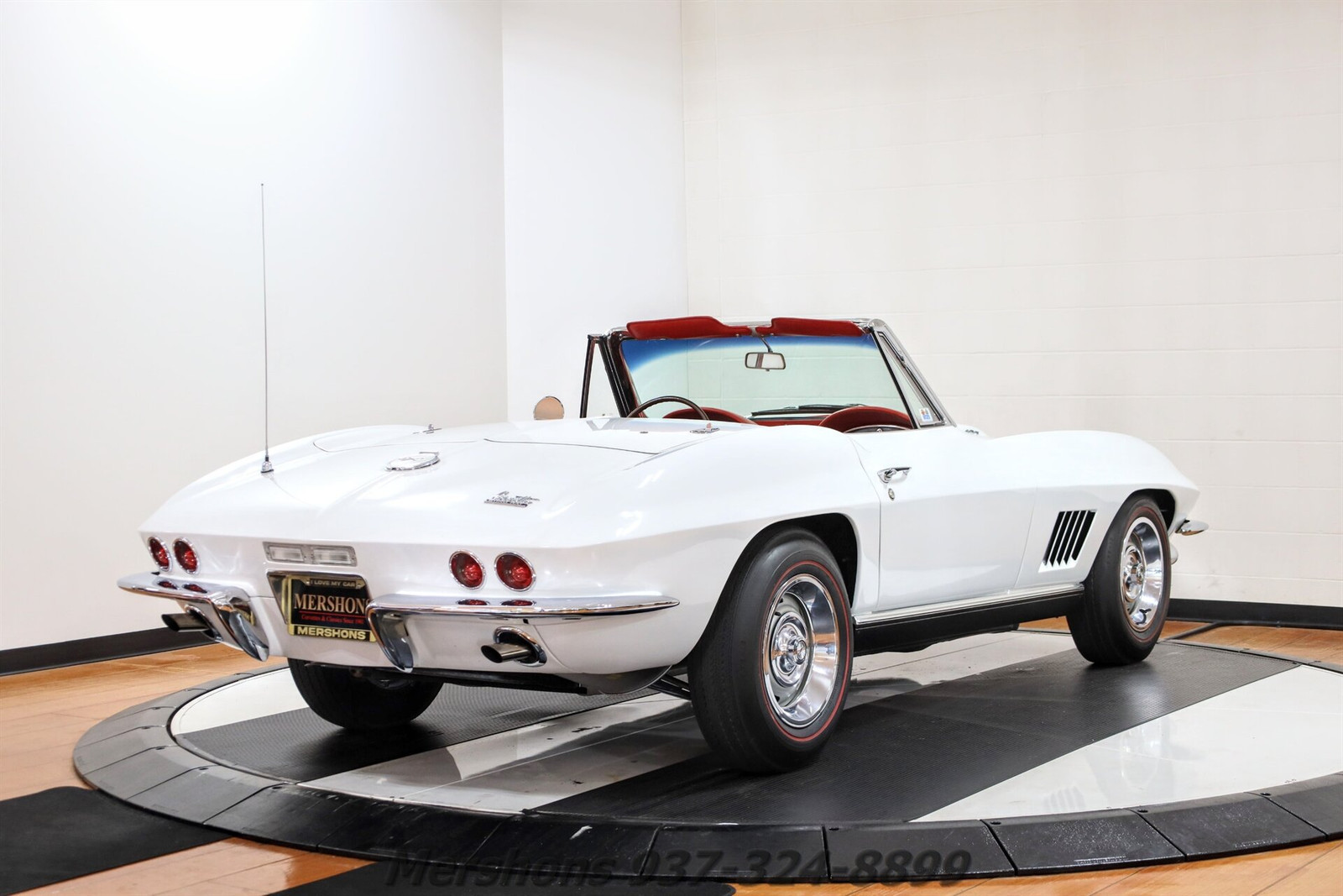 Chevrolet-Corvette-Coupe-1967-White-Red-84998-8