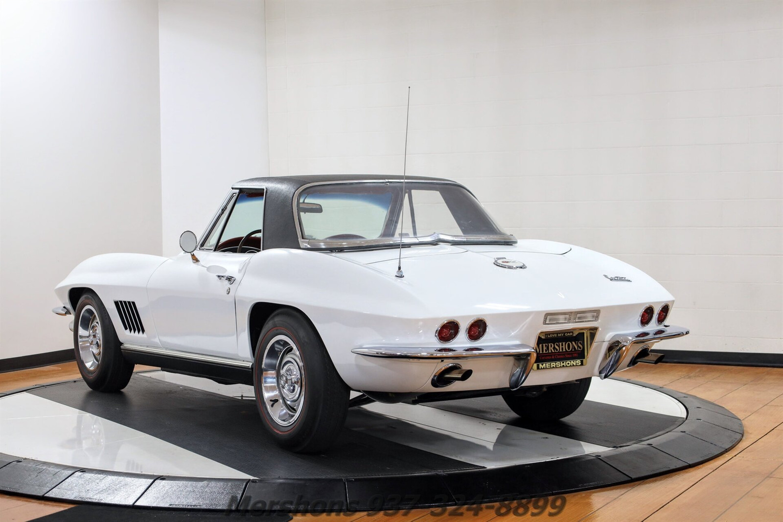 Chevrolet-Corvette-Coupe-1967-White-Red-84998-9