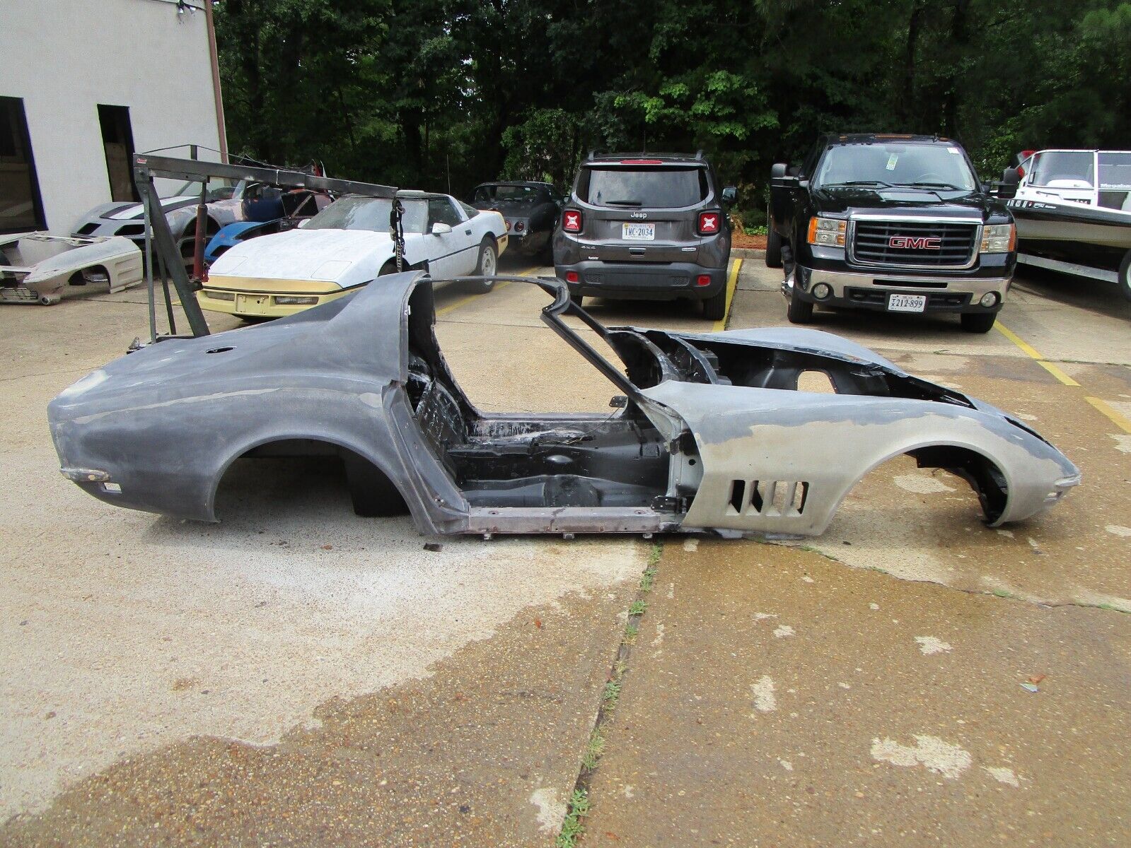 Chevrolet-Corvette-Coupe-1969-Silver-Black-160934-5