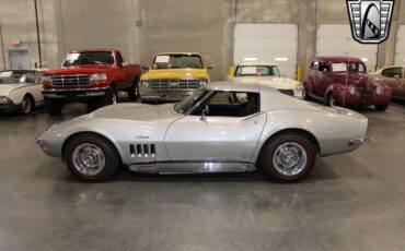 Chevrolet-Corvette-Coupe-1969-Silver-Black-61715-2