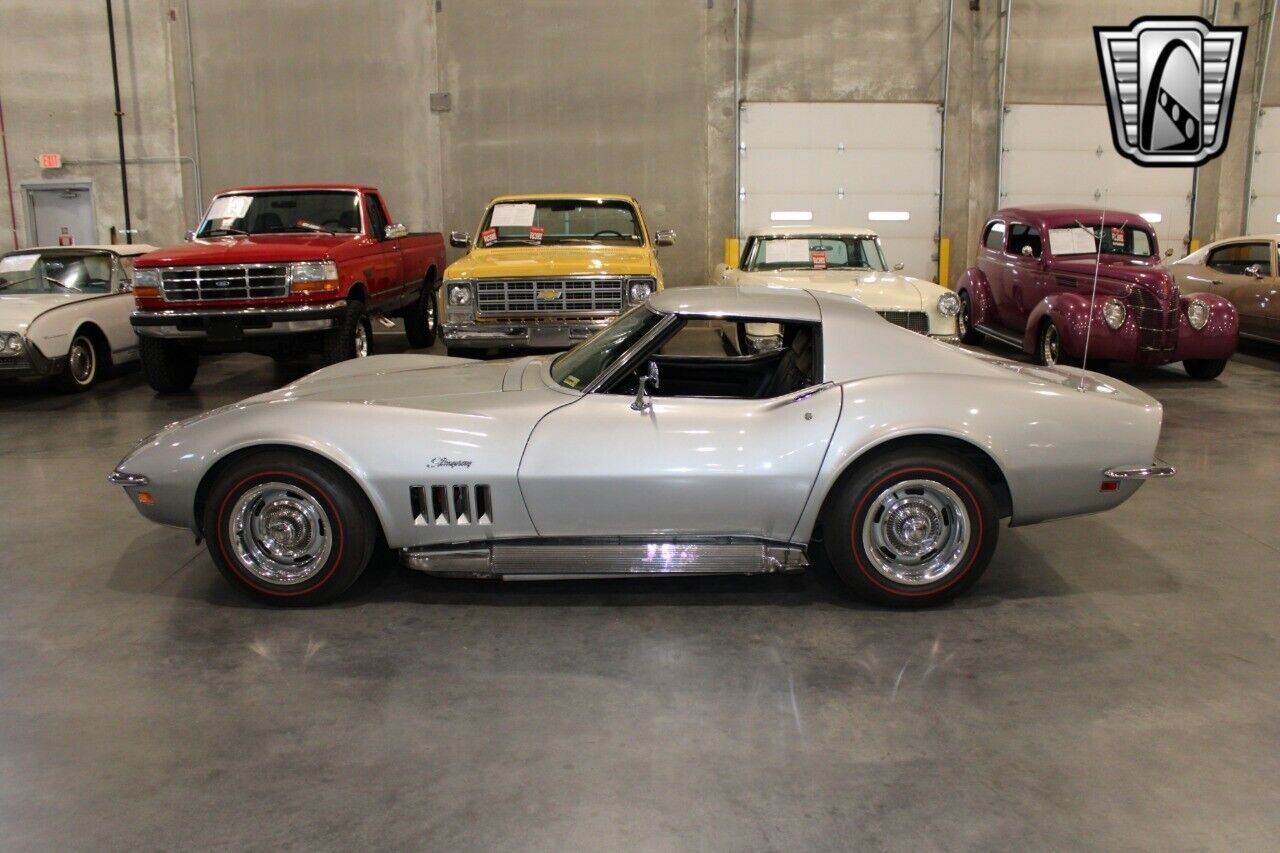 Chevrolet-Corvette-Coupe-1969-Silver-Black-61715-2