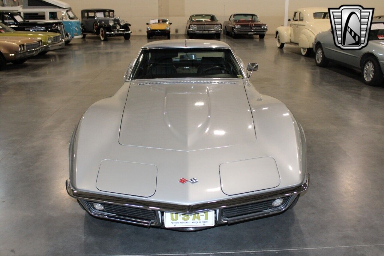 Chevrolet-Corvette-Coupe-1969-Silver-Black-61715-8