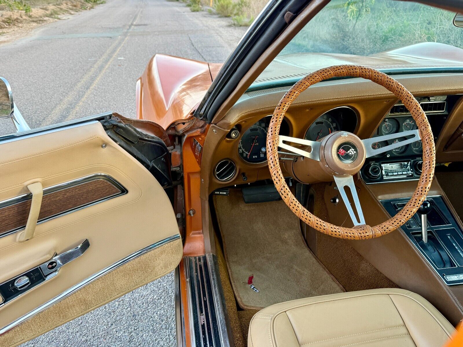 Chevrolet-Corvette-Coupe-1972-188293-28