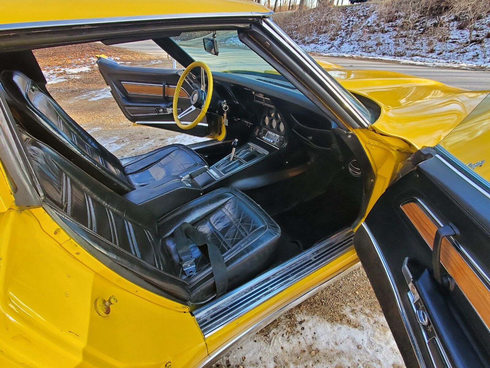 Chevrolet-Corvette-Coupe-1973-Yellow-Black-83686-22